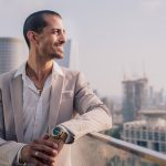 homme serein joueur casino bitcoin