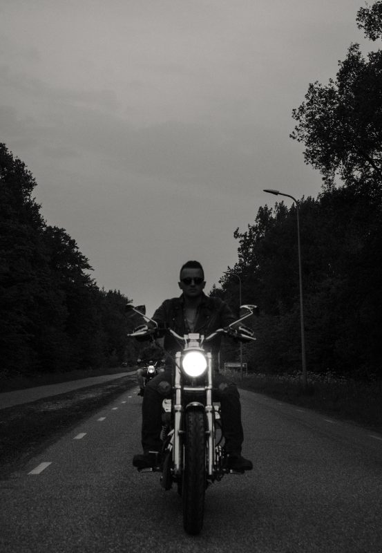 motard sur la route